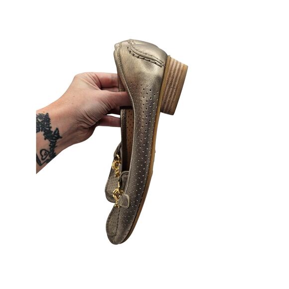 Stuart Weitzman Womens Sz 10 Gold Loafers Leather w/ Gold Toine Chain Flats - Picture 4 of 9